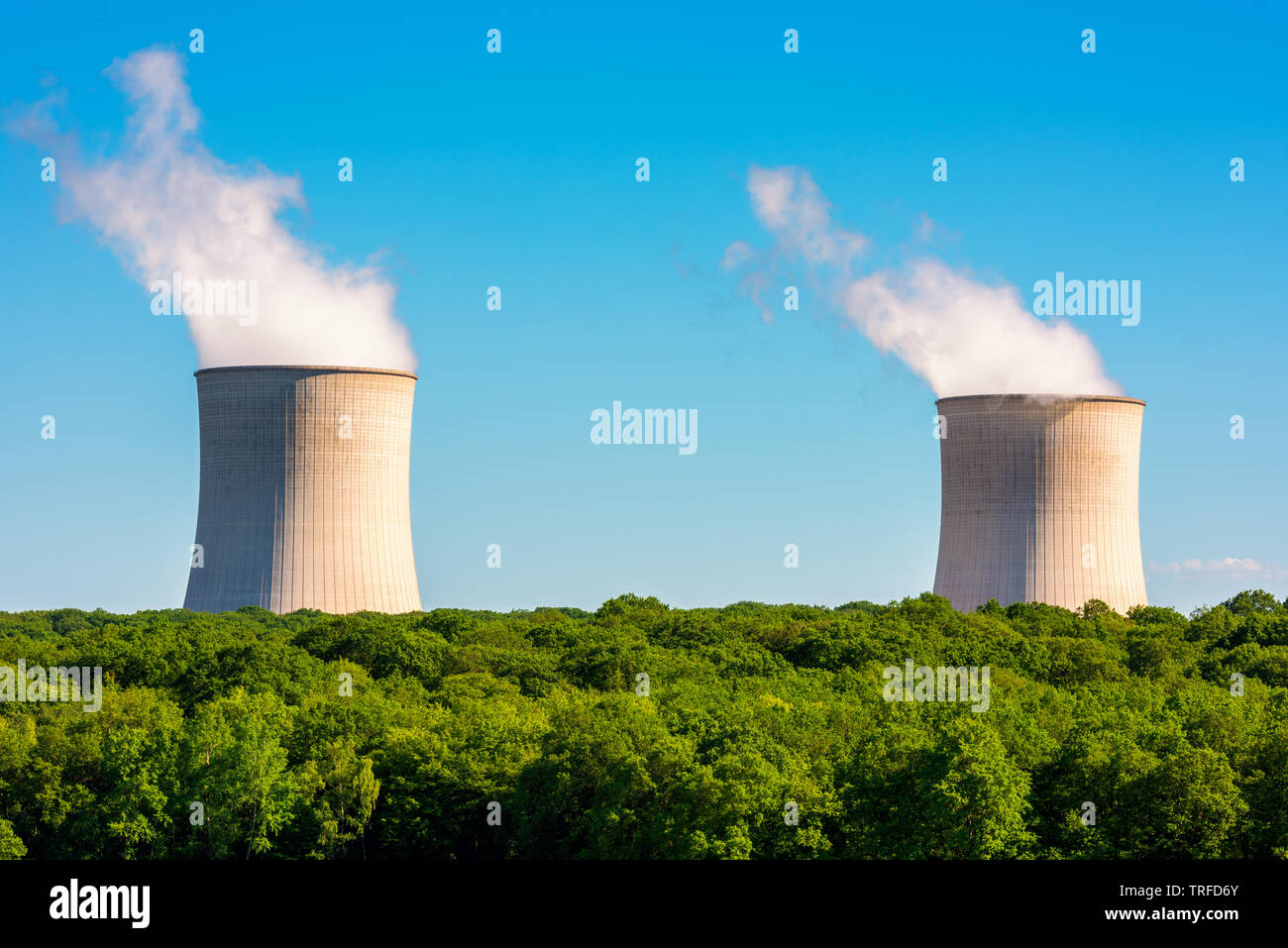 Dampfende Kühltürme in Kernkraftwerk Stockfoto