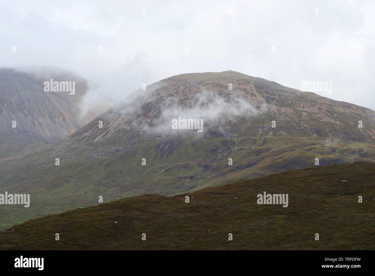 Niedrige Misty cumulus humilis Cloud von Beinn na Caillich, Red Cuillin Hills unter einem bewölkten Herbst Himmel. Isle of Skye, Schottland, Großbritannien. Stockfoto