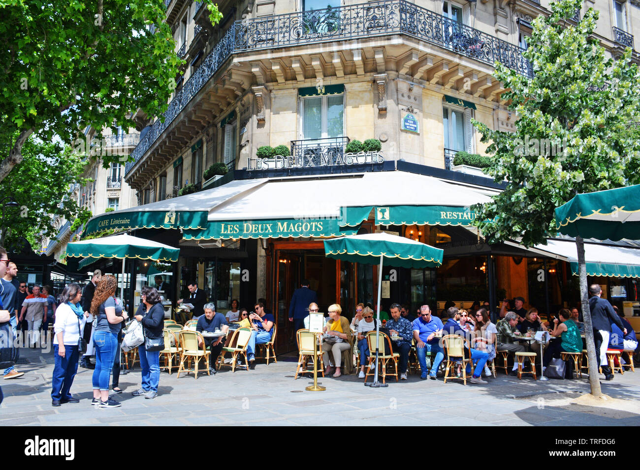 Les Deux Magots, berühmten Café in der Saint-Germain-des-Prés Gegend von Paris, Rendez-vous des literarischen und intellektuellen Elite der Stadt. Latin Quarte Stockfoto