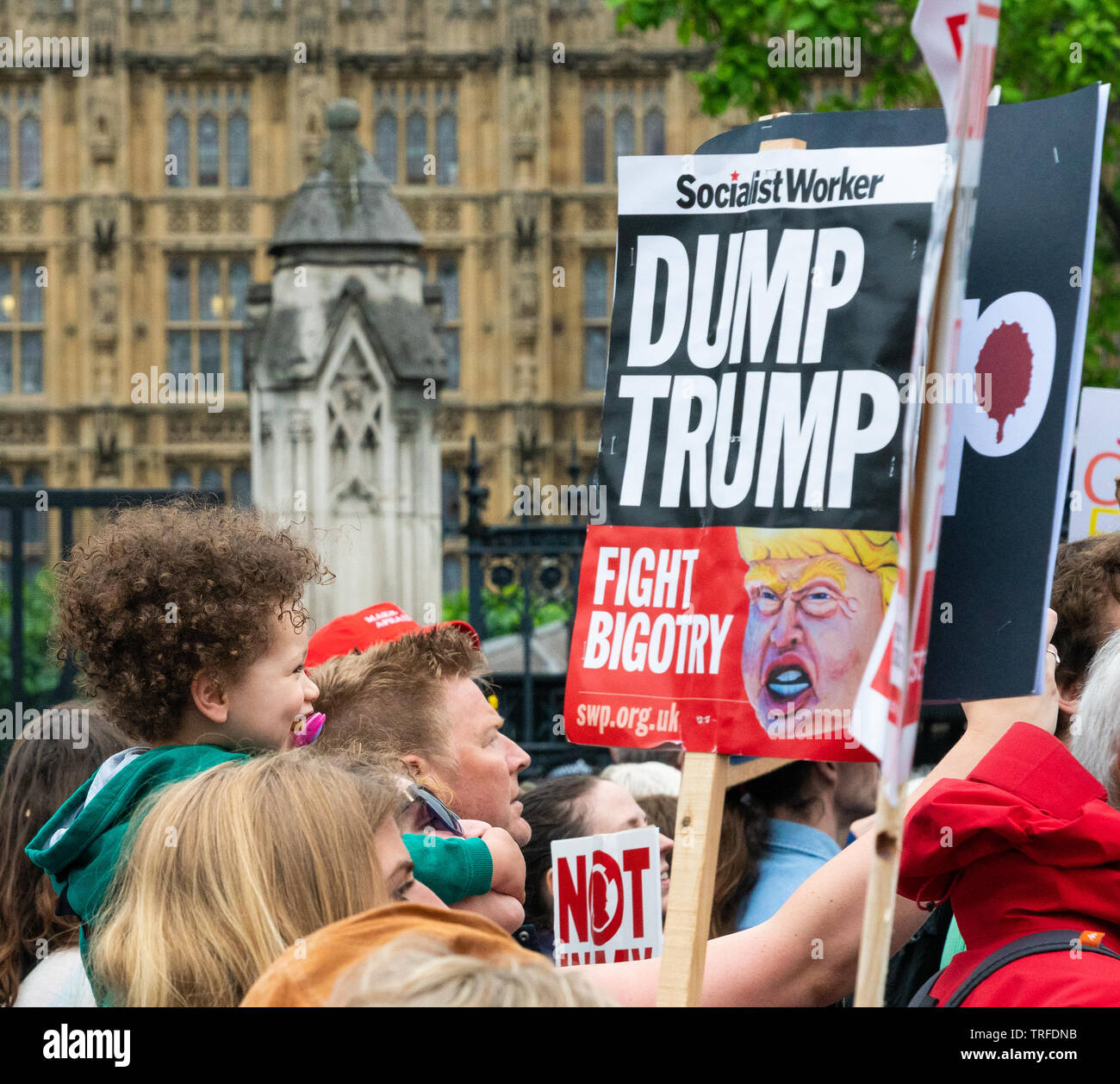 4. Juni 2019. London, Großbritannien. Anti Trump Rallye in Westminster. Ein Kind lacht Bild von Donald Trump auf dem Plakat. Stockfoto