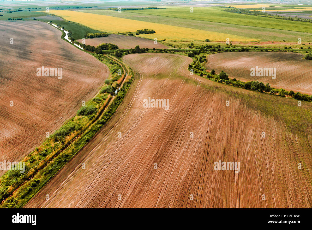 Ebene Landschaft Luftaufnahme, landwirtschaftlich genutzte Gebiet von Drone pov Stockfoto