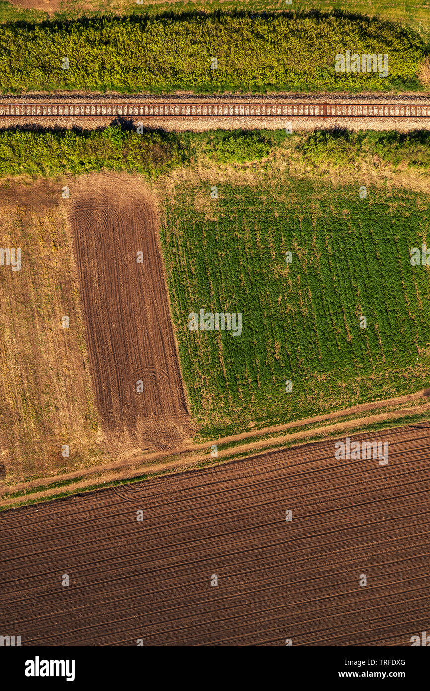 Luftaufnahme der Bahn durch die Landschaft Landschaft, top-down Perspektive von Drone pov Stockfoto