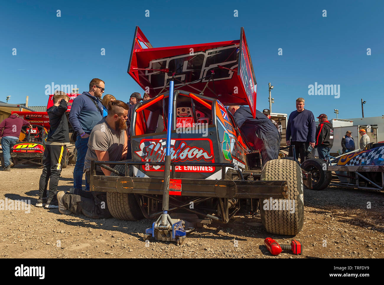 Fahrer und Mechaniker + Zuschauer an einem Stock Car treffen in Lincolnshire. Stockfoto