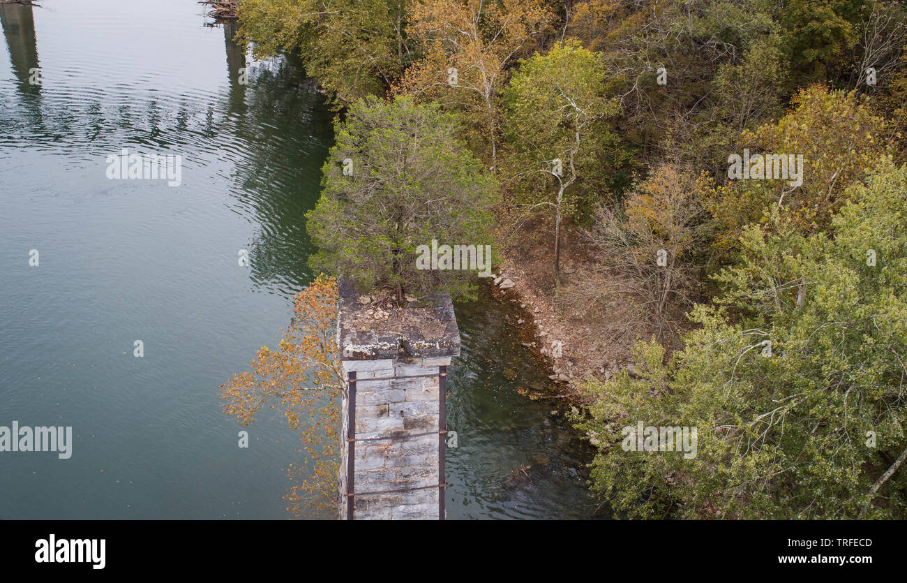 Luftaufnahme von ungewöhnlichen grünen Bäumen wachsen auf verlassenen Historische Ziegel Steinsäule Sockel bleibt der gealterten zerstörte Brücke über den Potomac River. Stockfoto