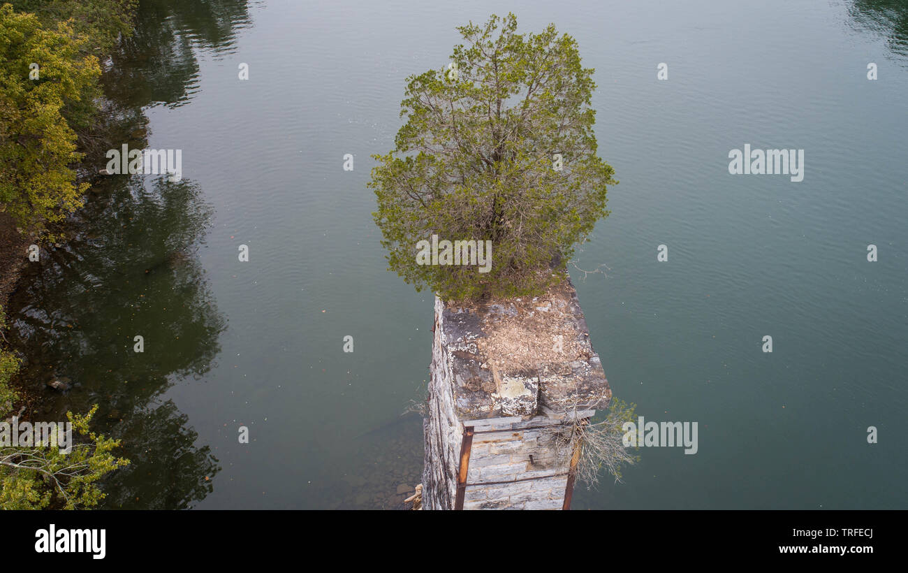 Malerische Luftaufnahme ungewöhnliche Grüner Baum verlassenen baufälligen Ziegel Stein Beton bleibt von Vintage historische Brücke über den Potomac River. Stockfoto