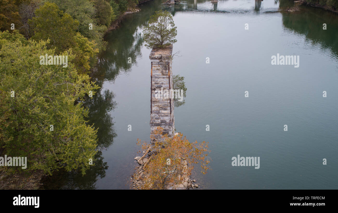 Antenne Drone Foto anzeigen Ungewöhnliche Grüner Baum verlassenen baufälligen gemauerten Steinsäule, die Reste der alten historischen Brücke Potomac River, Maryland Stockfoto