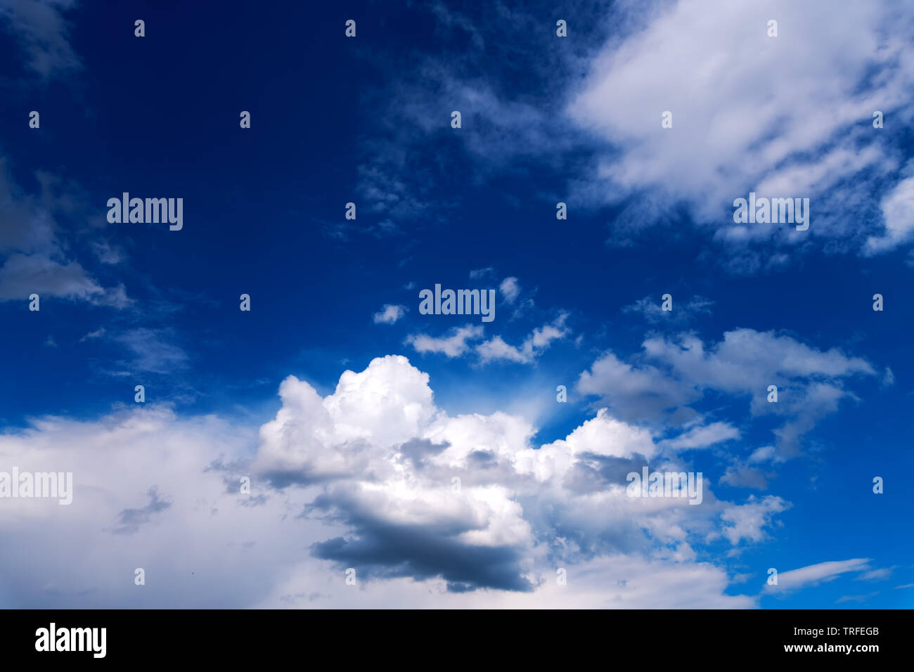 Wunderbare Himmel mit Wolken als Hintergrund. Super flauschige cloudscape auf blauen Himmel Hintergrund. Stockfoto