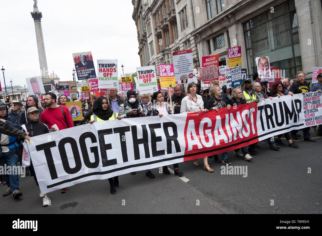 Gemeinsam gegen Trump, nationalen Demonstration, 4. Juni 2019 in London. Tausende versammeln sich in Central London gegen Donald Trump Staatsbesuch in London zu protestieren. Die Demonstranten demostrate gegen seinen Rassismus, mysogyny, Klima der Ablehnung und Störungen in der britischen Politik. (Foto von Mike Abrahams) Stockfoto