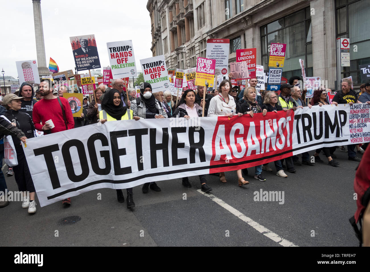 Gemeinsam gegen Trump, nationalen Demonstration, 4. Juni 2019 in London. Tausende versammeln sich in Central London gegen Donald Trump Staatsbesuch in London zu protestieren. Die Demonstranten demostrate gegen seinen Rassismus, mysogyny, Klima der Ablehnung und Störungen in der britischen Politik. (Foto von Mike Abrahams) Stockfoto