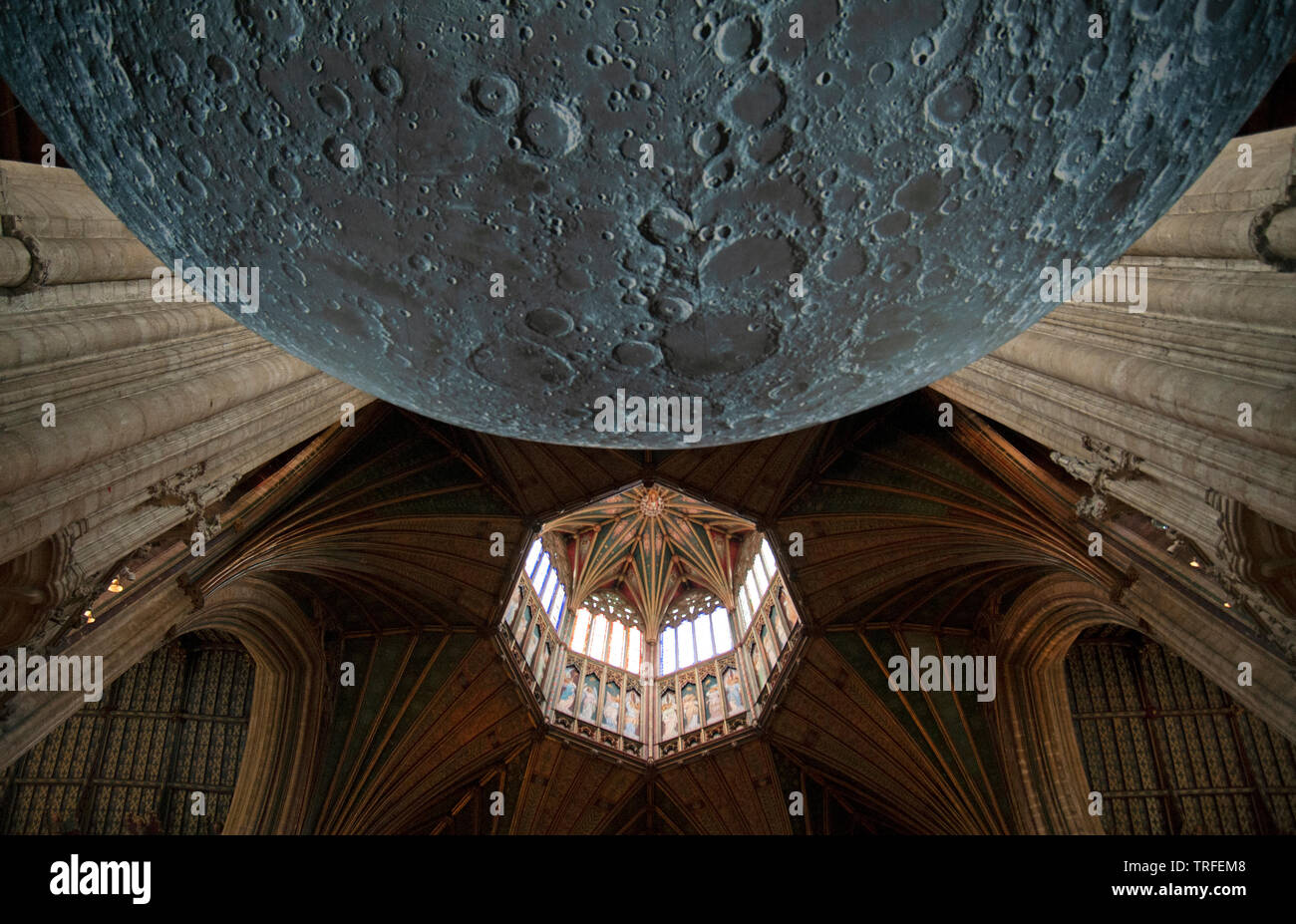 7 m Durchmesser mond Installation von Luke Jerram hing von der Decke der Ely Cathedral in Cambridgeshire. Es verfügt über NASA-Bild der Oberfläche des Mondes. Stockfoto