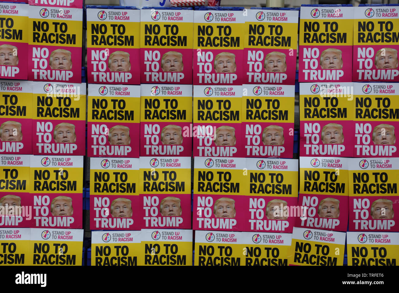 London, Großbritannien. Juni 2019. Eine Mauer aus Anti-Rassisten- und Anti-Trump-Plakaten auf dem Trafalgar Square, an der Demonstranten einen Protesttag im Zentrum von London auf dem Trafalgar Square gegen den Präsidenten der USA, Donald Trump, in Großbritannien abhalten. Bild: Joe Kuis / Alamy Stockfoto