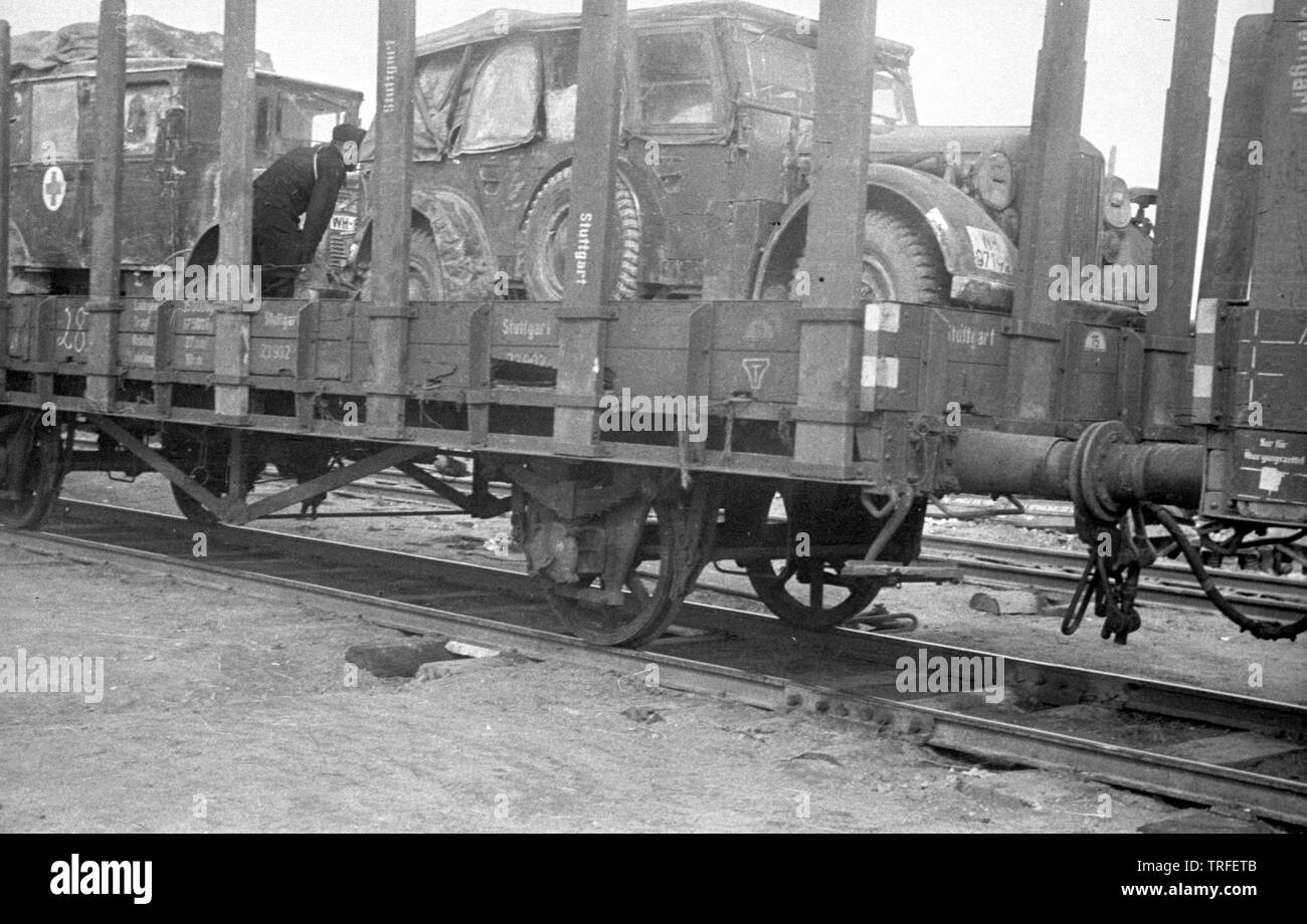 Wehrmacht Heer Horch 901 in Bahntransporter - deutsche Armee Jeep Horch 901 auf Railwaytrain Stockfoto