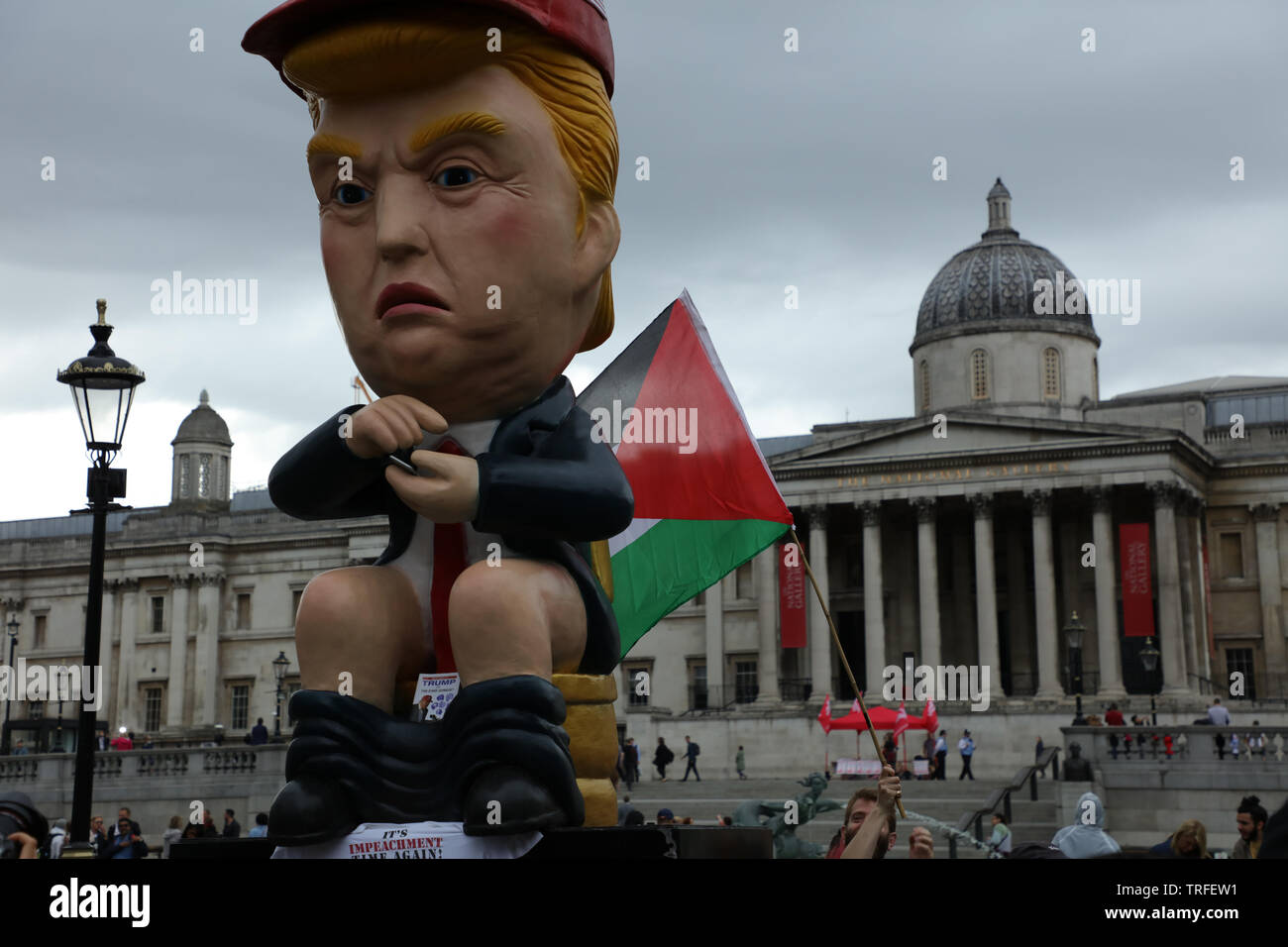 London, Großbritannien. Juni 2019. Ein riesiges Modell von Donald Trump auf dem Trafalgar Square, das auf einer goldenen Toilette sitzt, während er auf dem Trafalgar Square twittert, als Demonstranten einen Protesttag im Zentrum von London auf dem Trafalgar Square gegen den Präsidenten der USA, Donald Trump, hielten, der Großbritannien besuchte. Bild: Joe Kuis / Alamy Stockfoto