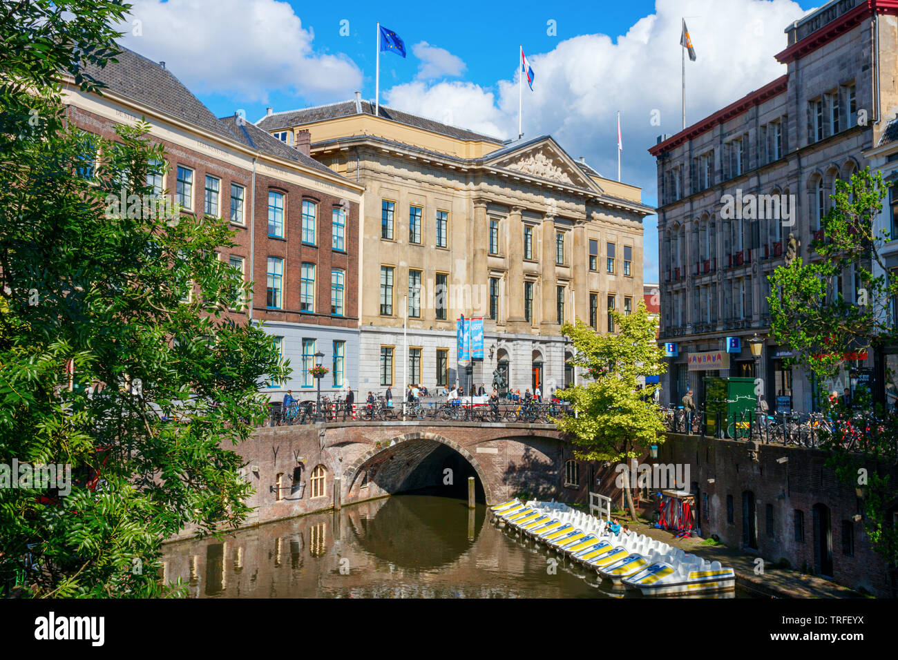 UTRECHT, NIEDERLANDE - 28. MAI 2019: Innenstadt mit dem Oudegracht (alten Kanal), Stadhuisbrug (Rathaus Brücke) und dem Alten Rathaus Utrecht vi. Stockfoto