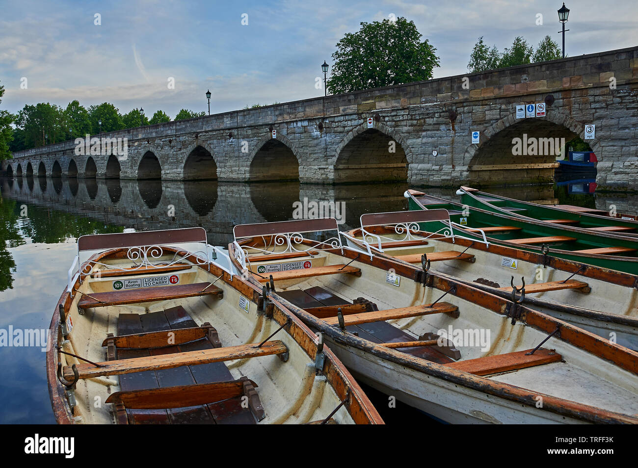Stratford-upon-Avon, Warwickshire und Boote auf dem Fluss Avon früh an einem Sommermorgen. Stockfoto