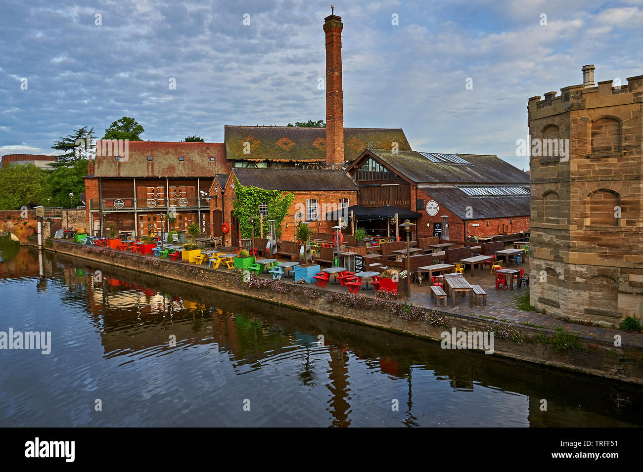 Stratford upon Avon, Warwickshire am frühen Morgen in Cox's Yard eine ehemalige Holzmühle, jetzt ein Pub, am Ufer des Flusses Avon Stockfoto