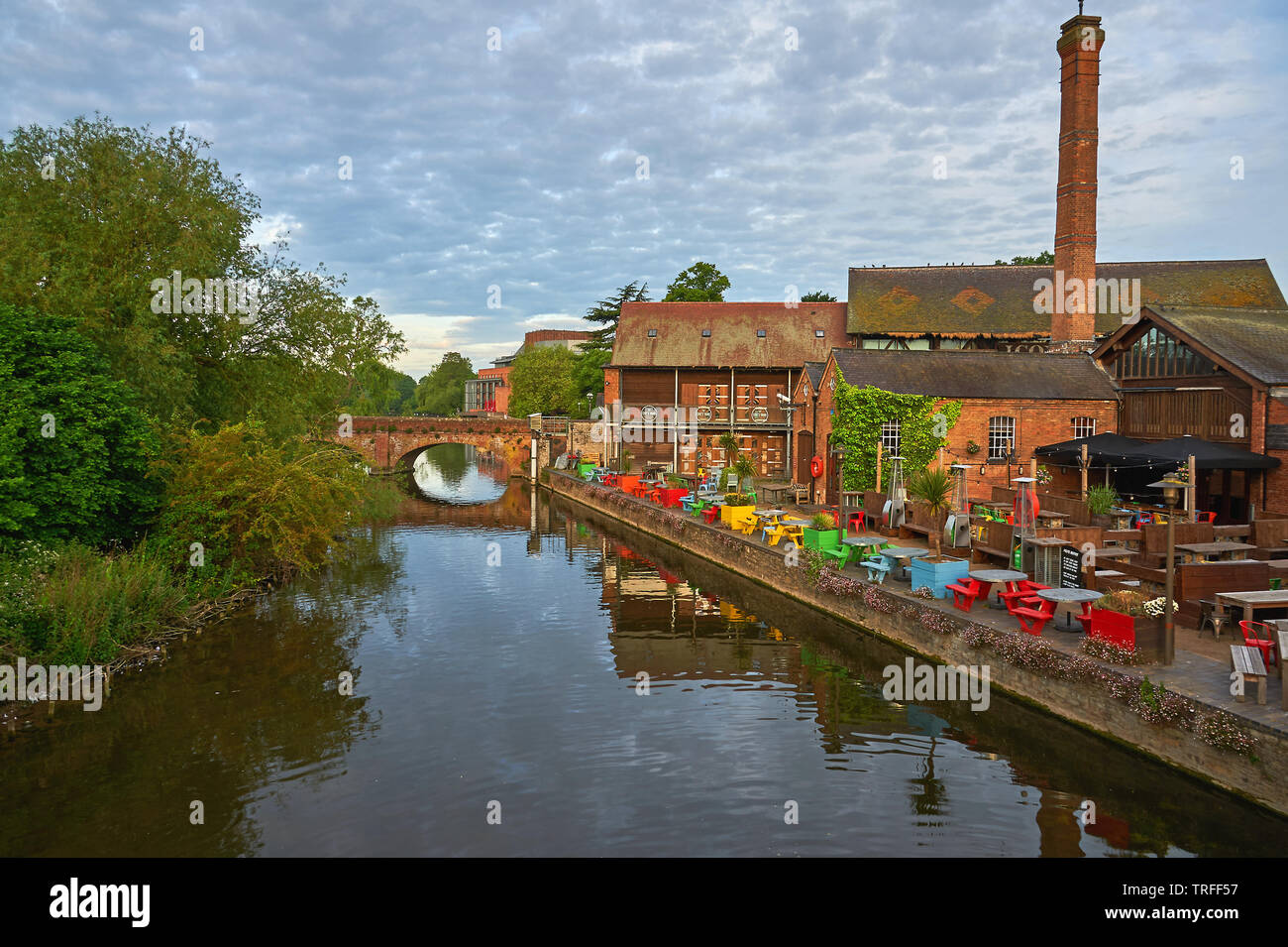 Stratford-upon-Avon und Cox's Yard ehemaligen Holz Mühle, jetzt ein Pub, am Ufer des Flusses Avon in Warwickshire Stockfoto