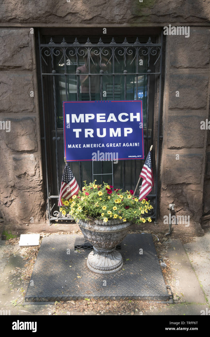 Trump anzuklagen Zeichen vor einem Backsteingebäude in der Wohngegend von Park Slope, Brooklyn, NY. Stockfoto