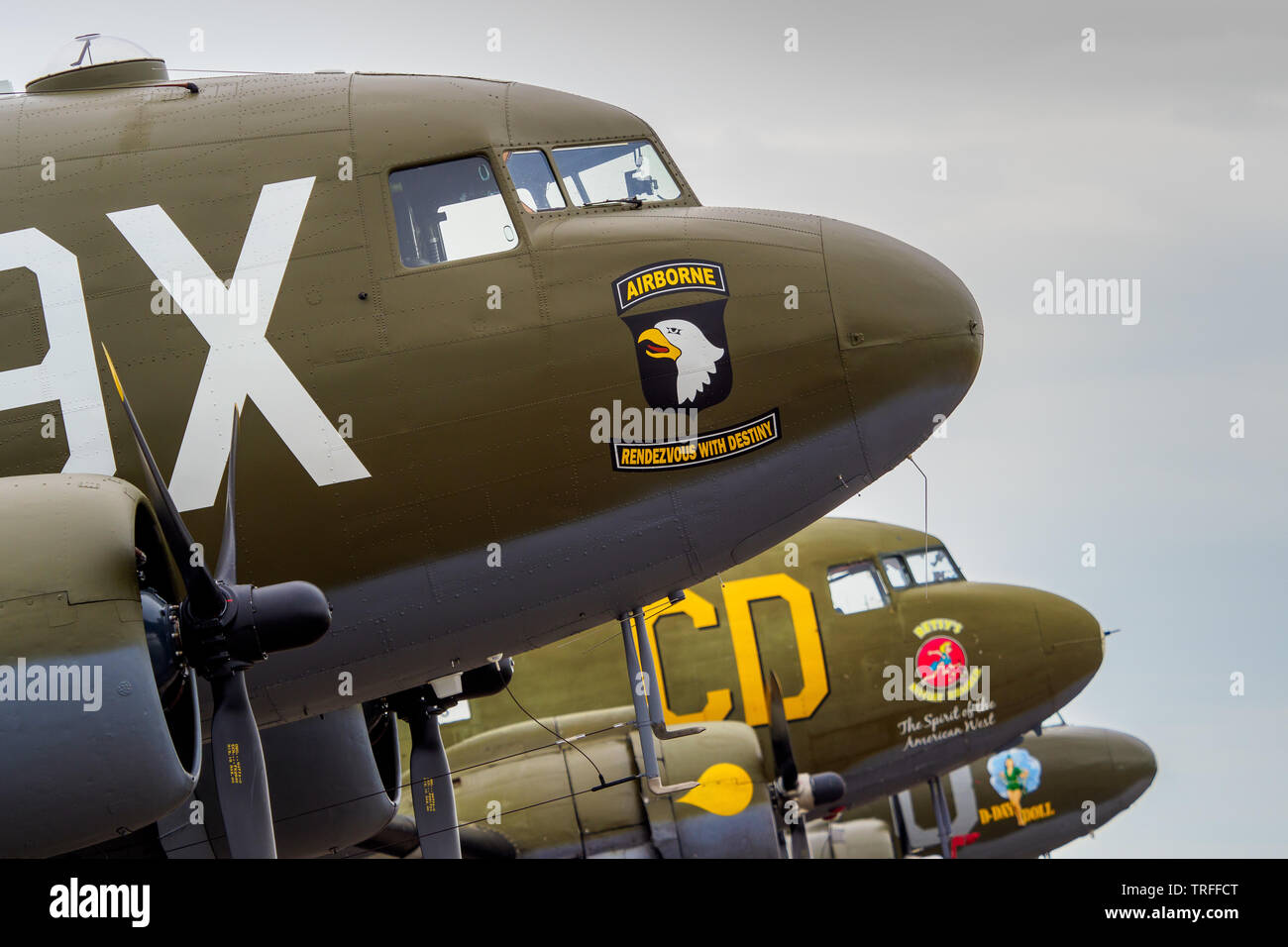 D - Tag 75 - Mannschaften und Dakota Flugzeuge sind am IWM Duxford airfield für den D-Day feiern, die in einen Flug der historischen WW2 Aircraft in der Normandie am 5. Juni seinen Höhepunkt vorbereitet. Stockfoto