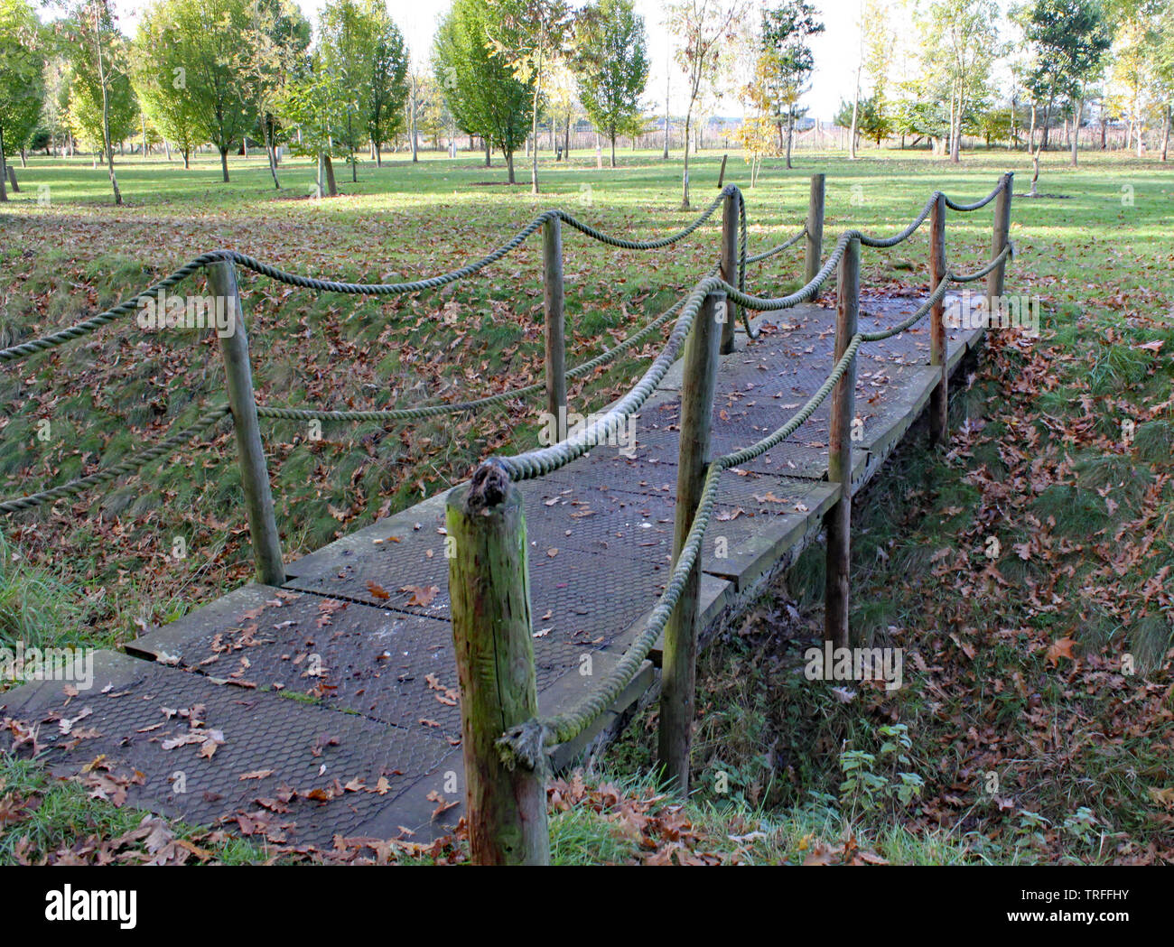 Eine kleine Hängebrücke überquert einen Graben an Arley Arboretum in den Midlands in England. Stockfoto