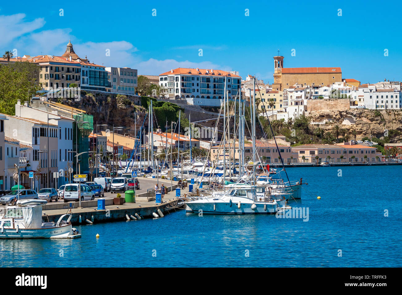 Von Mahon, der Hauptstadt von Menorca, Balearen, Spanien gesehen vom Einlass Stockfoto Von Mahon, der Hauptstadt von Menorca, Balearen, Spanien gesehen vom Einlass Stockfoto