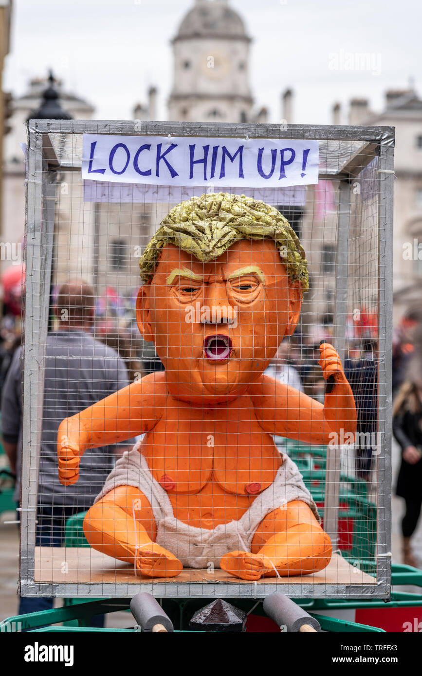 Bildnis von US-Präsident Donald Trump als Baby in einem Käfig mit dem Titel sperren Sie ihn zu. Horse Guards Parade, London, UK Stockfoto
