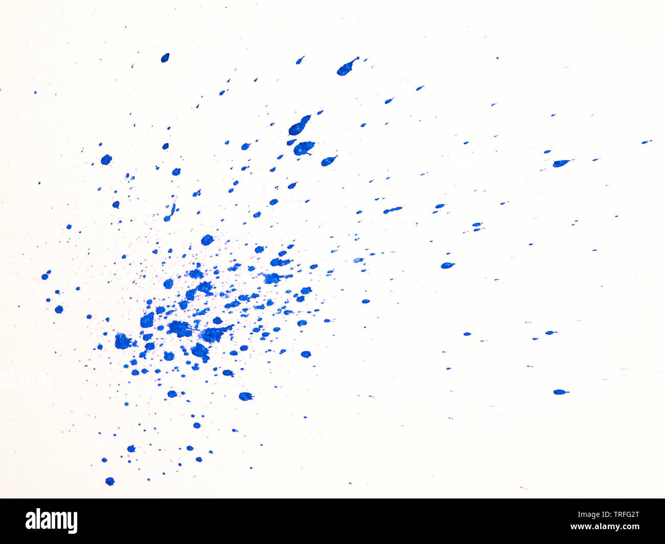 Abstrakte blaue Tinte splatter auf weißem Papier Stockfoto