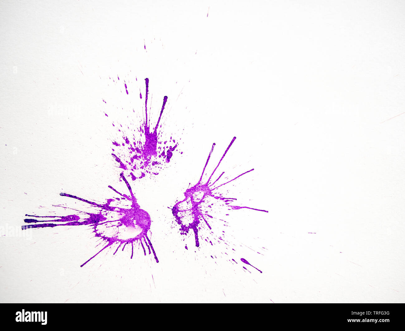 Abstrakte lila Tinte splatter auf weißem Papier Stockfoto