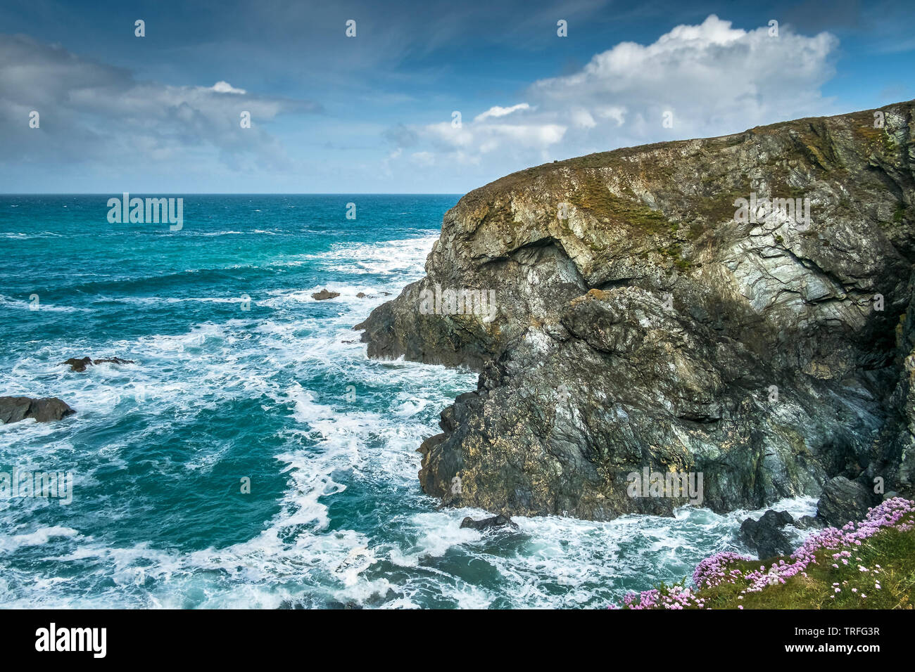 Die zerklüftete, felsige Küste um pentire Punkt westlich in Newquay in Cornwall. Stockfoto