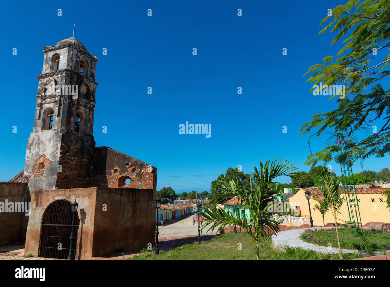 Alte Glockenturm und die Straße in der Stadt Trinidad, Provinz Sancti Spiritus, Kuba, Karibik Stockfoto