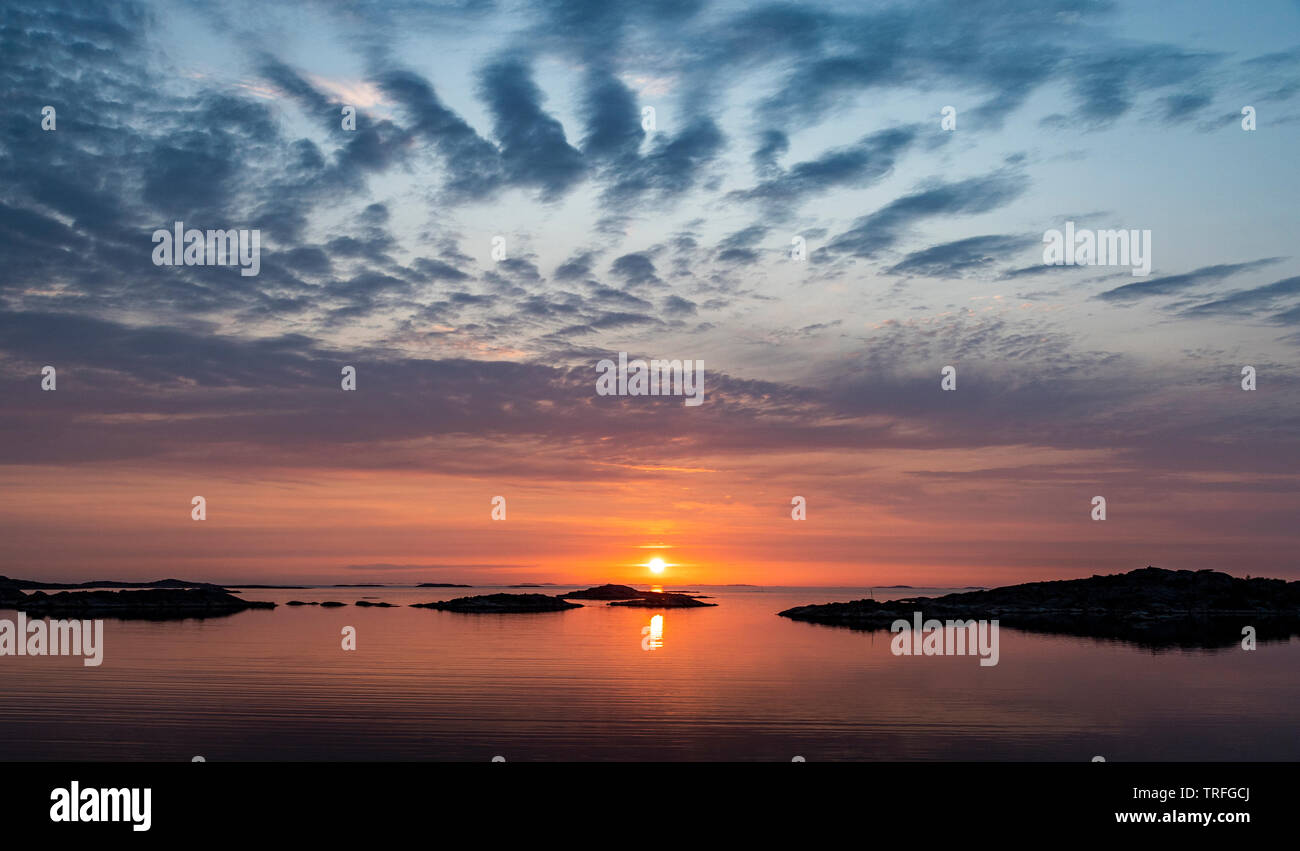Spektakulären Sonnenuntergang über schwedische Inseln Stockfoto