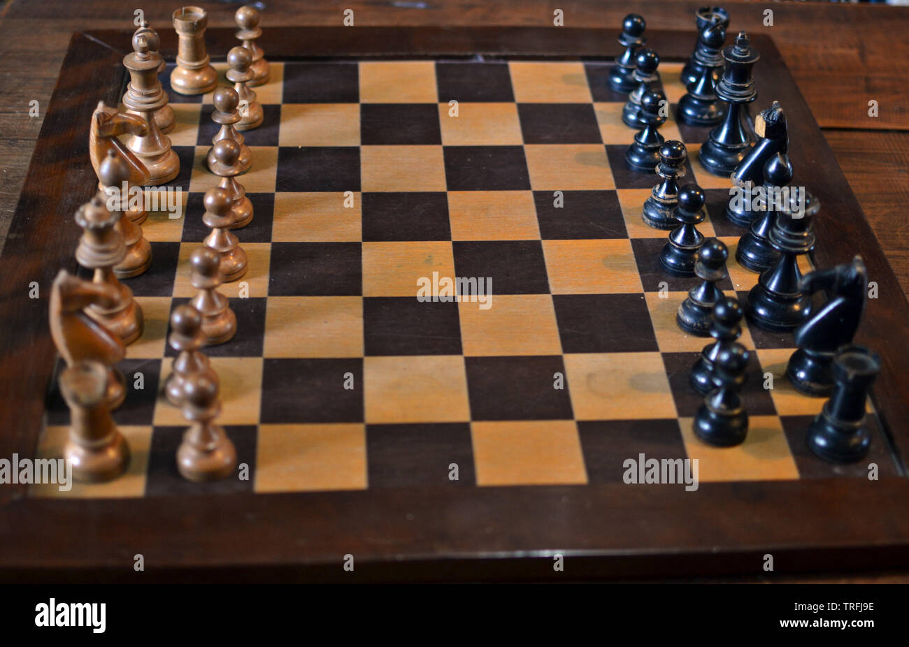 Alte Schachbrett. Konzept der Strategie, Sieg, Intelligenz, Verteidigung, Angriff. Stockfoto