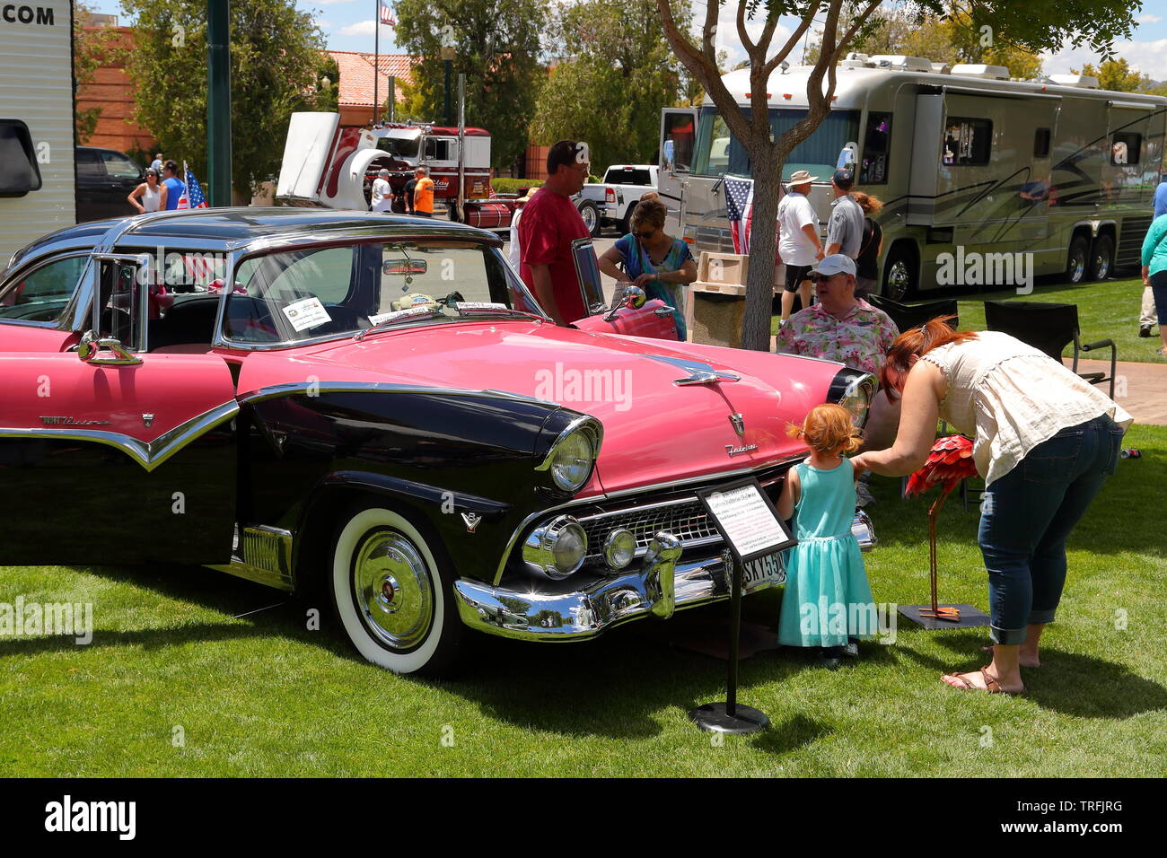 Ein Rosa und Schwarz 1955 Ford Crown Victoria Skyliner unter Oldtimer und Hot Rods zu einem Memorial Day Event in Boulder City, Nevada, USA Stockfoto