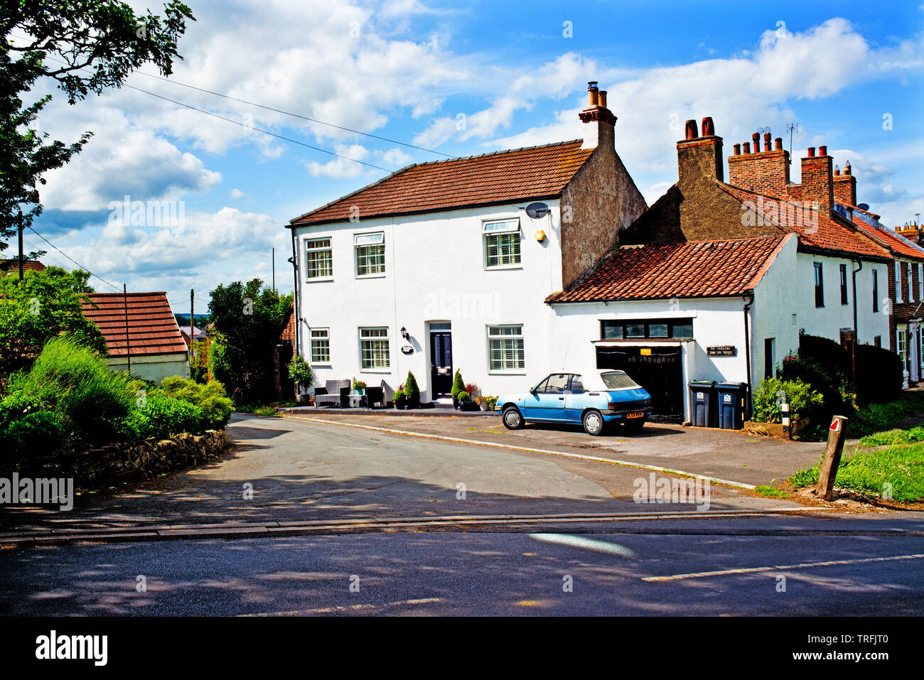 Zeitraum Haus und Peugeot 205 Cabrio, Sadberge, Borough von Darlington, England Stockfoto