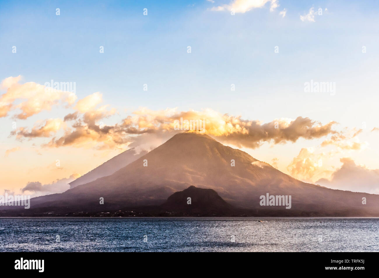 Sonnenuntergang über Atitlan See & Toliman & Atitlan Vulkane im Hochland von Guatemala, Mittelamerika Stockfoto