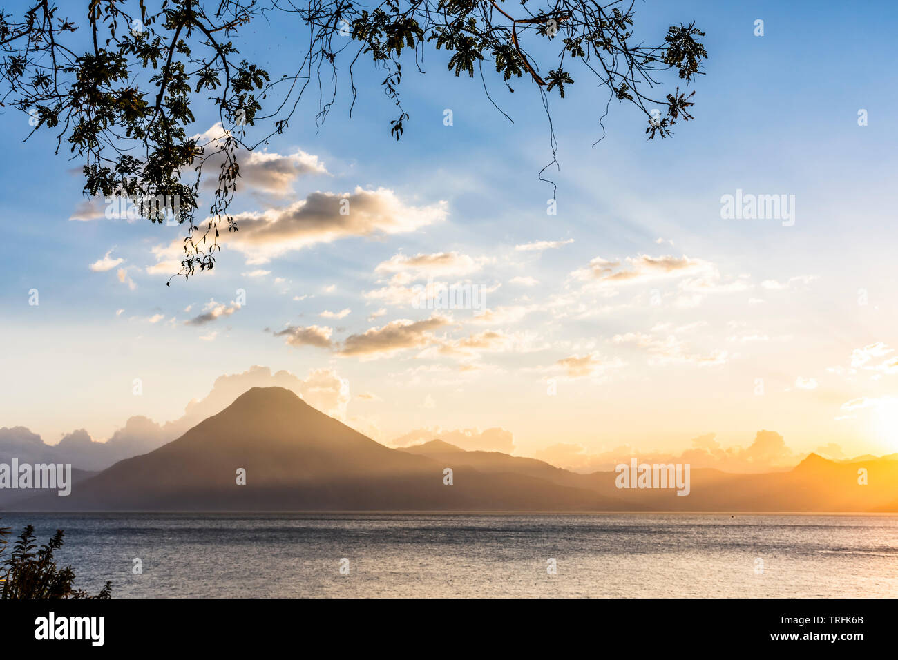 Sonnenuntergang über Atitlan See & Vulkan San Pedro im guatemaltekischen Hochland, Mittelamerika Stockfoto