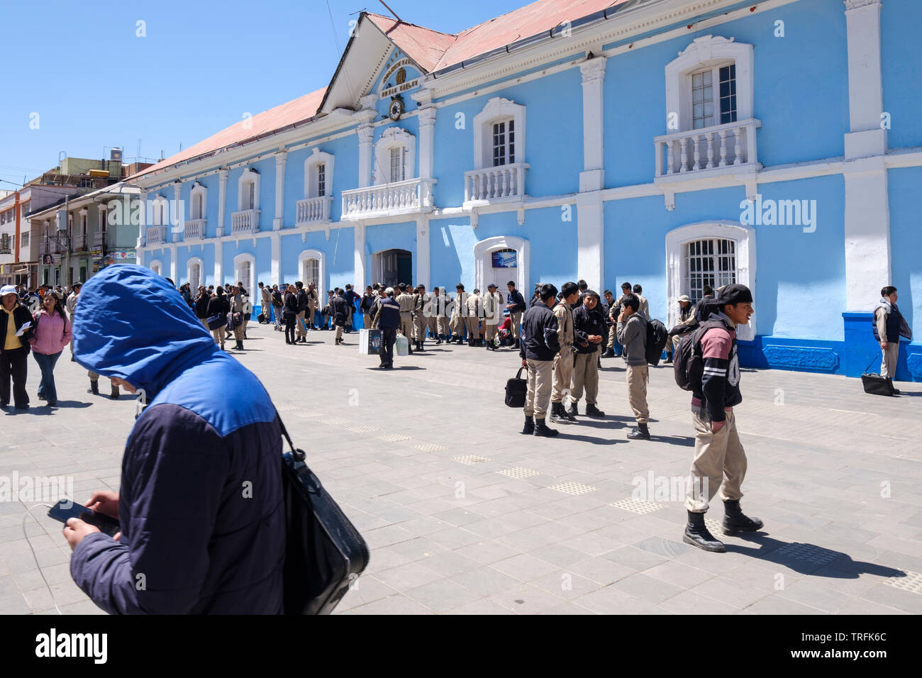 Gruppen von Studenten in Schuluniform Begegnung außerhalb des Colegio Nacional de San Carlos und San Carlos Schule nach Klasse in Pino Park, Puno, Peru Stockfoto