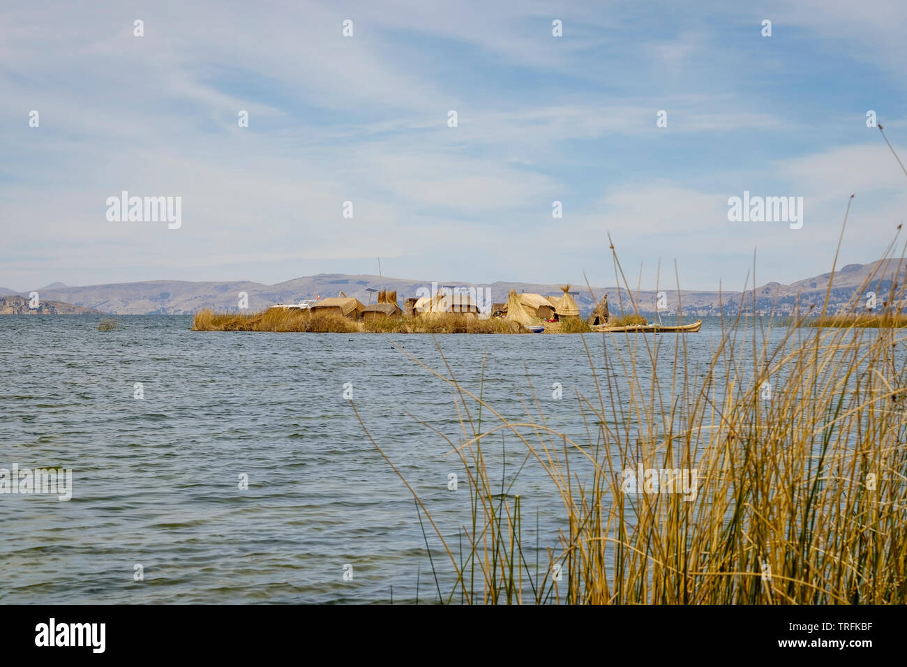 Schwimmenden Inseln auf dem Titicacasee sind gebaut von Uros Menschen mit Totora oder Reed gesammelt Tat wächst im selben See, Puno, Peru Stockfoto