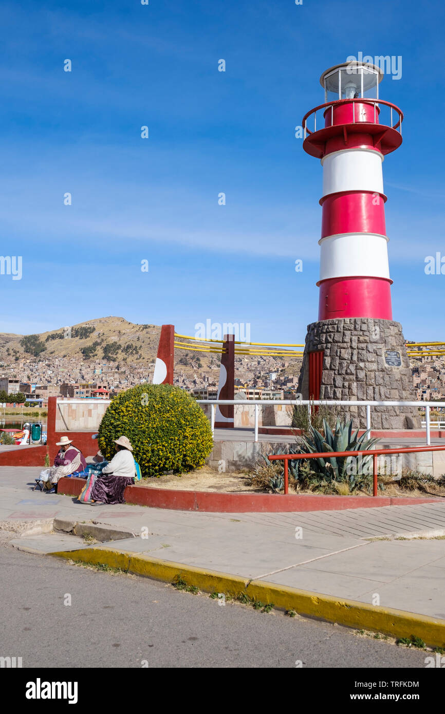 Die Frauen sitzen auf der Plaza del Faro oder Leuchtturm Platz an der Muelle Lacustre in Puno am Titicacasee, Puno, Peru Stockfoto