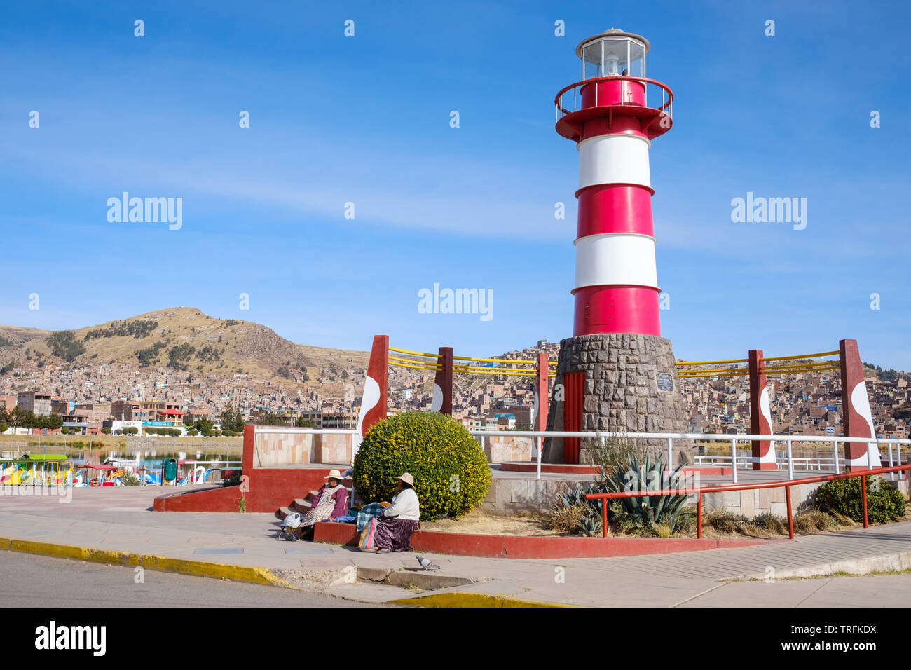 Die Frauen sitzen auf der Plaza del Faro oder Leuchtturm Platz an der Muelle Lacustre in Puno am Titicacasee, Puno, Peru Stockfoto