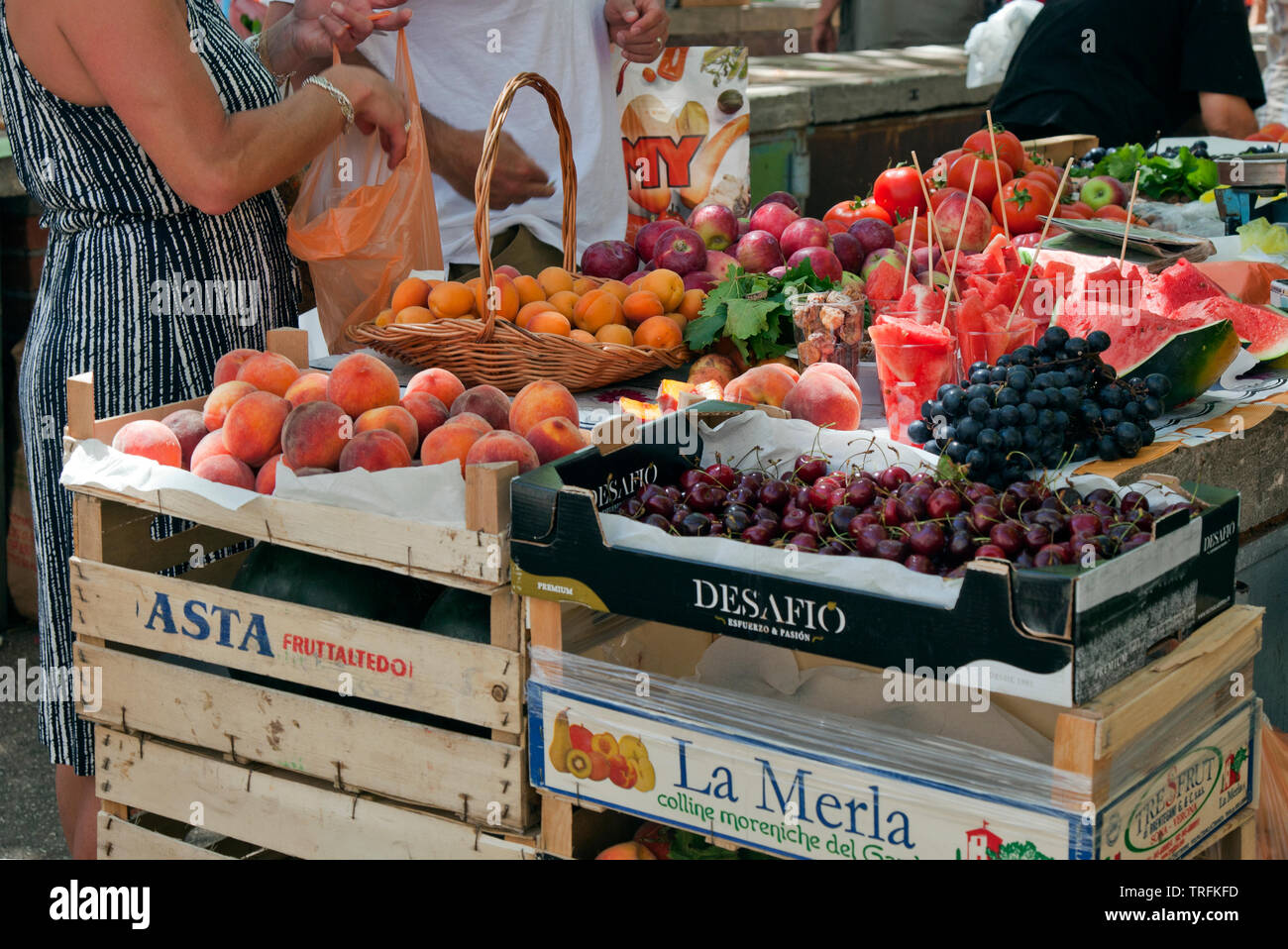 Pfirsiche, Kirschen, Trauben, Wassermelone und mehr sind Super Sommer kauft im öffentlichen Blume produzieren und Markt neben der Diokletianspalast, Split, Kroatisch Stockfoto