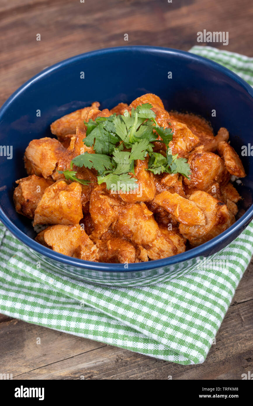 Köstliches indisches Gericht Butter Chicken Curry mit Koriander auf der Oberseite Stockfoto