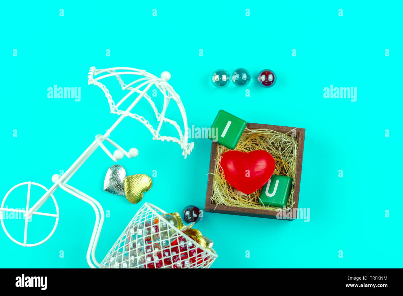 Rotes Herz in Holzkasten mit Stroh und Mini Bike auf blauem Hintergrund für die Liebe und den Valentinstag Idee Konzept bis zur Romantik. Stockfoto