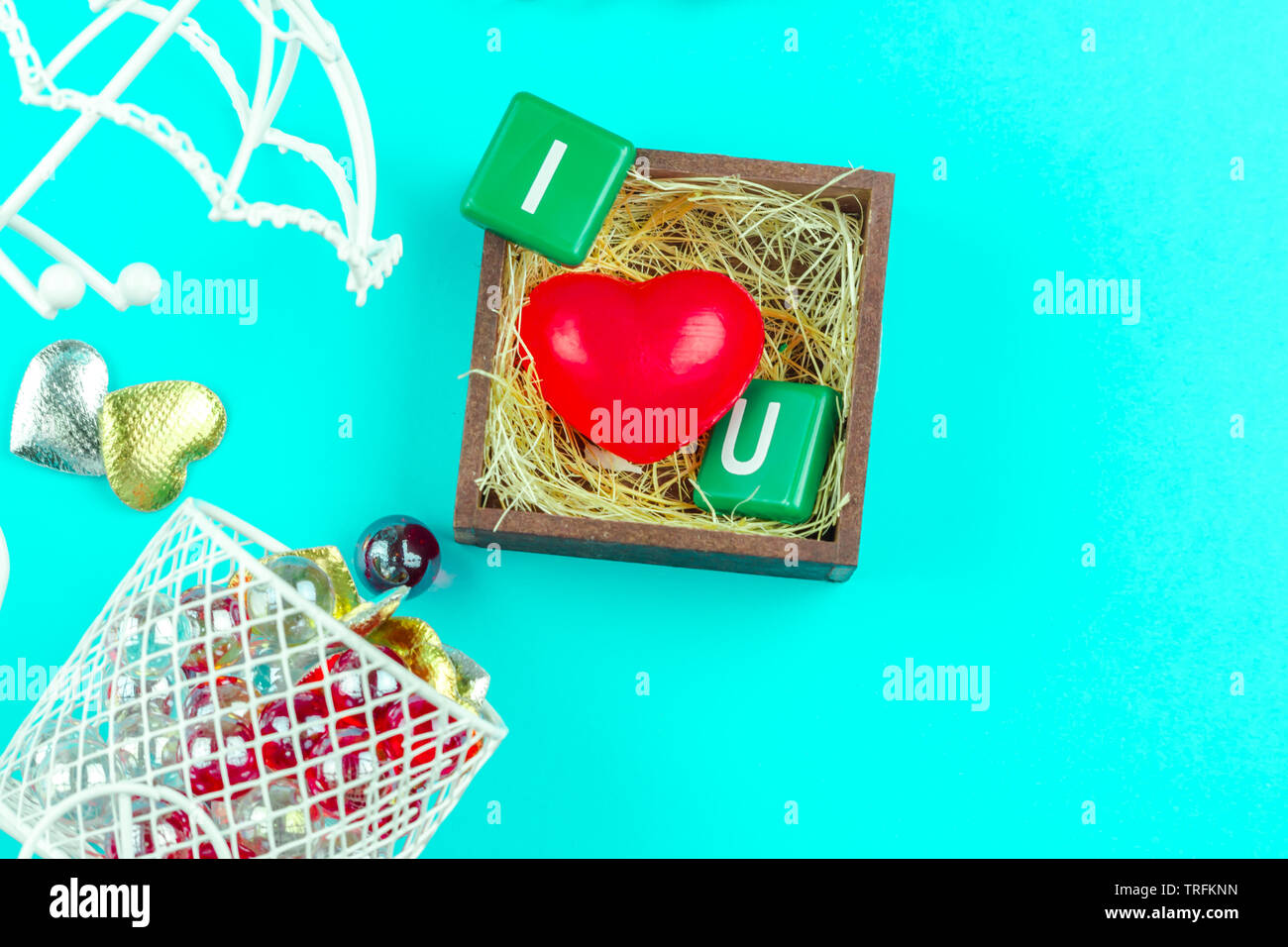 Rotes Herz in Holzkasten mit Stroh und Mini Bike auf blauem Hintergrund für die Liebe und den Valentinstag Idee Konzept bis zur Romantik. Stockfoto