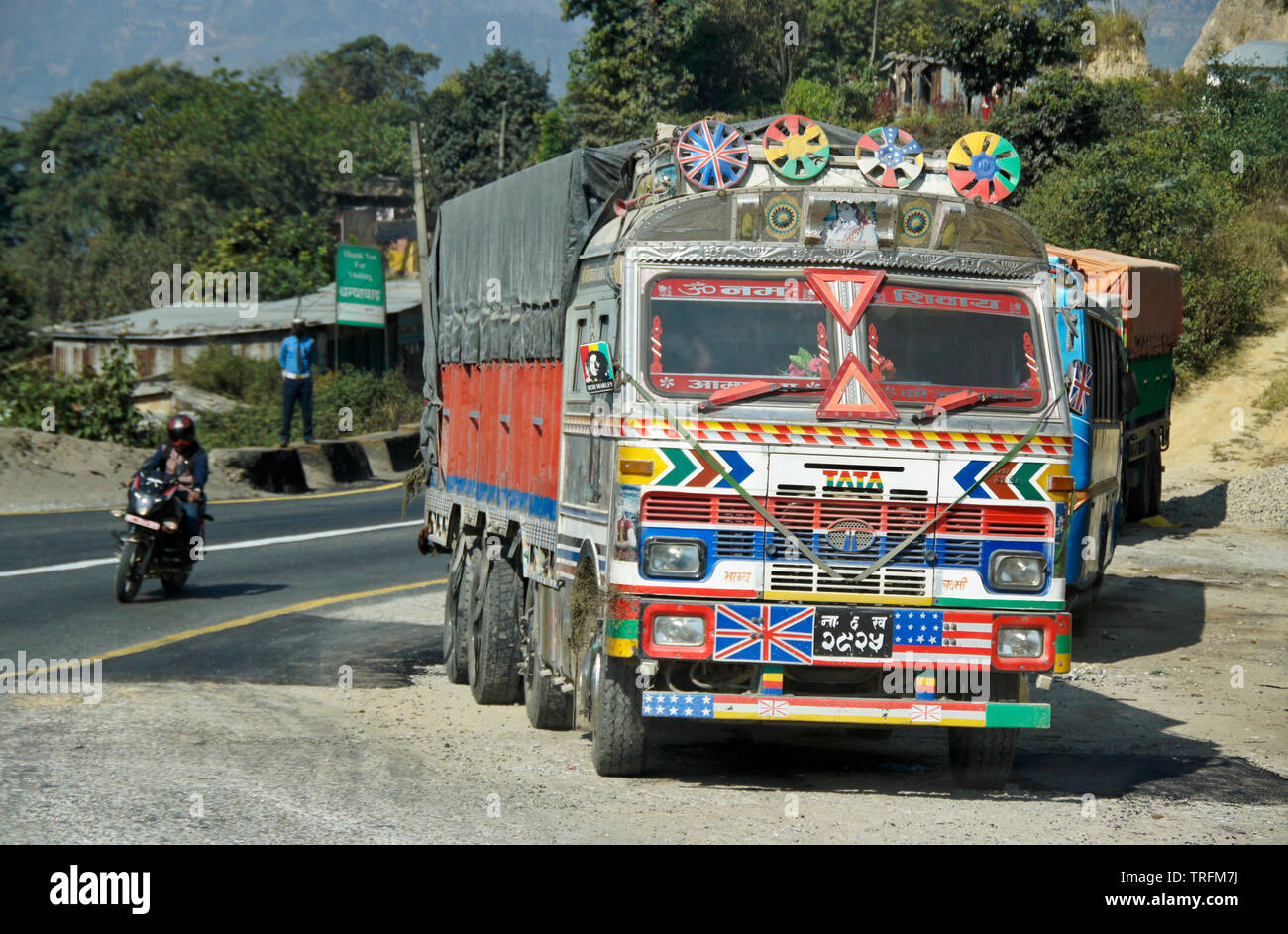 Farbenfroh Tata cargo Truck auf der Kurve der ländlichen Tribhuvan Highway, Nepal geparkt lackiert Stockfoto