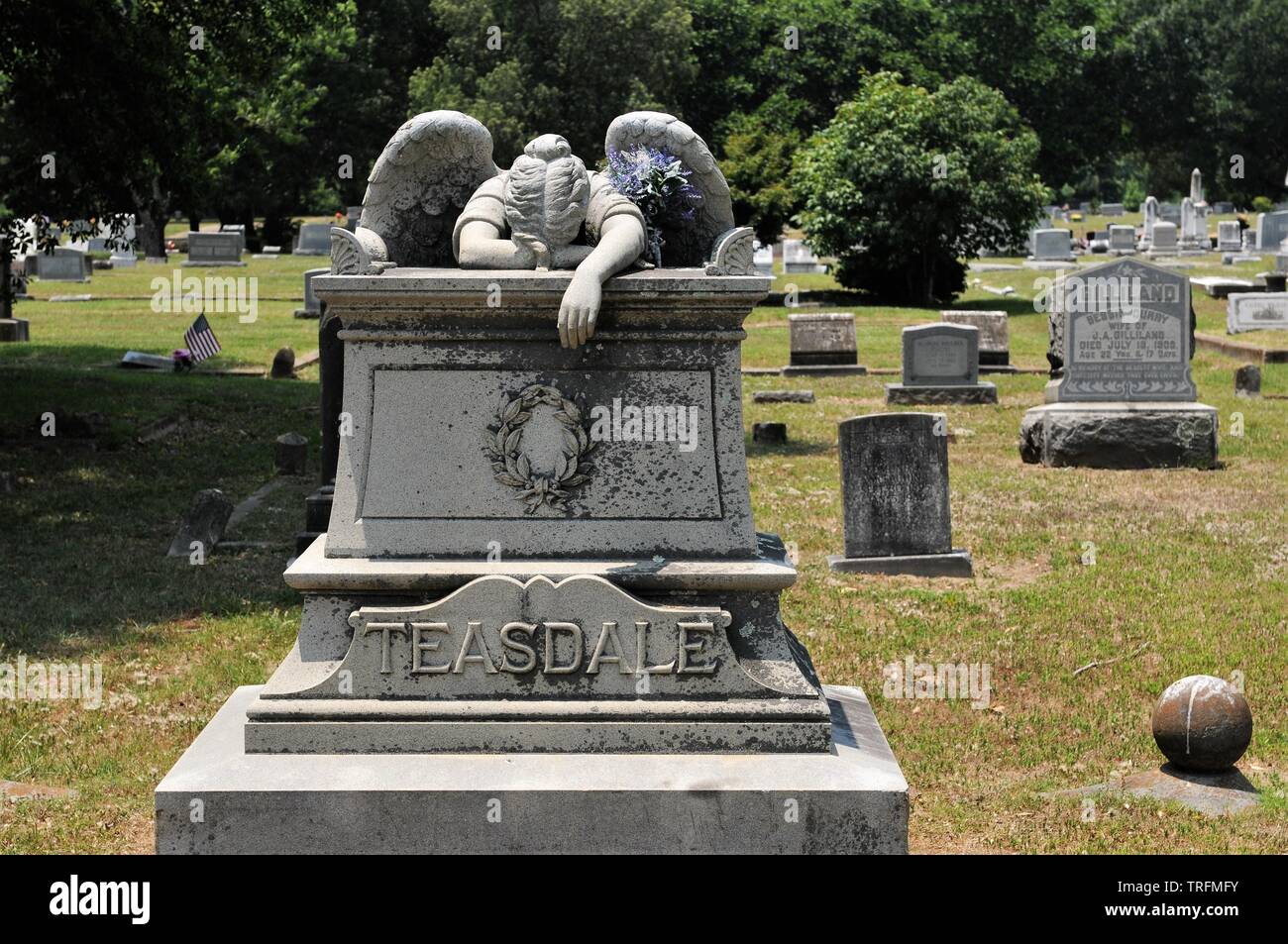 Der trauernde Engel auf der das Grab Marker der Pfr. Thomas C. Wroclaw in der Freundschaft Friedhof in Columbus, Mississippi. Stockfoto
