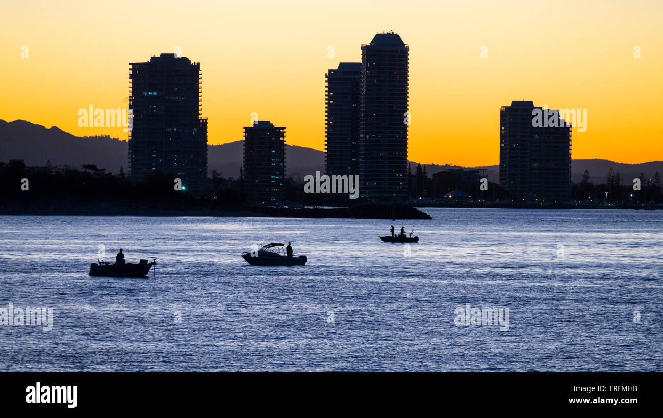 Gold Coast Angeln vom Boot in dramatischer Sonnenuntergang Stockfoto