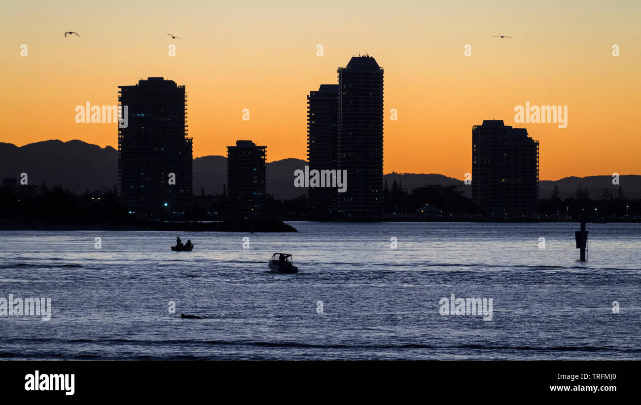 Gold Coast Angeln vom Boot in dramatischer Sonnenuntergang Stockfoto