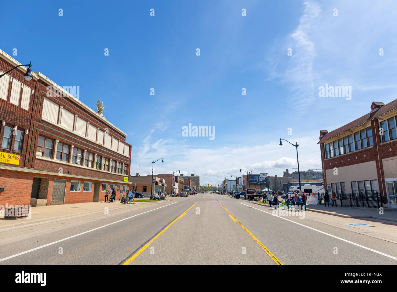 Benton Harbor, Michigan, USA - Mai 4, 2019: Alte Gebäude an der West Main Street mit Leuten, die für das Grand Floral Parade bereit Stockfoto