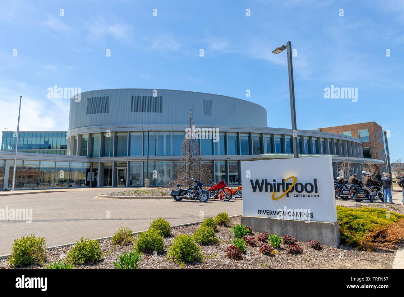 Benton Harbor, Michigan, USA - Mai 4, 2019: Der Whirlpool Corporation Reverview Campus, mit Radfahrer auf dem Parkplatz Stockfoto